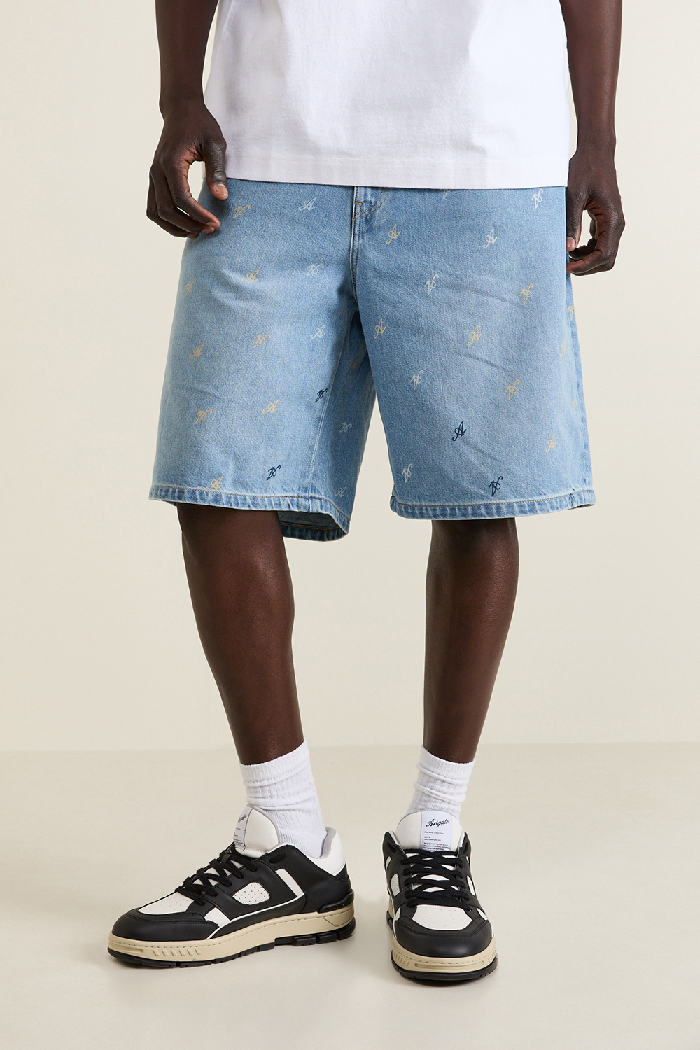 תמונת כל הלוק של נעלי סניקרס